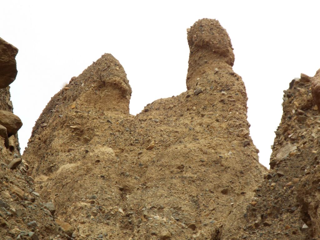 Zooming in on the odd formation seen at the top of the previous picture: