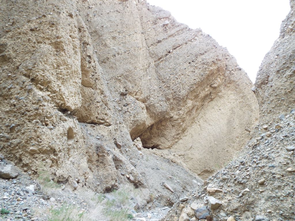The curve on the right side canyon wall almost matches that of the left: