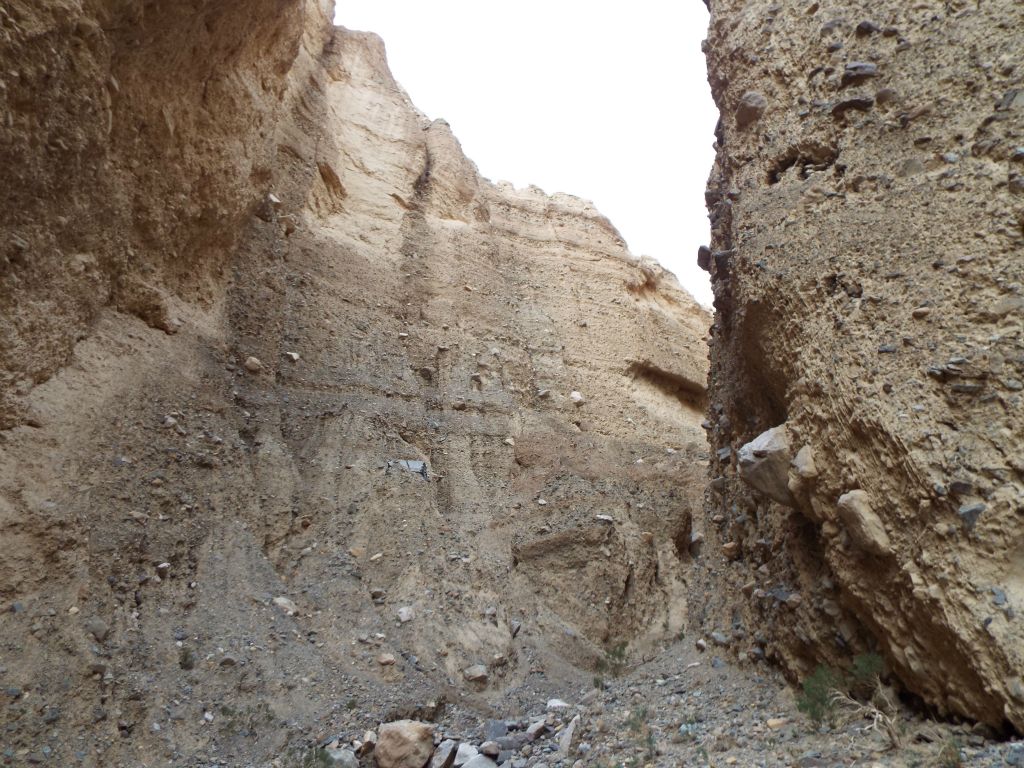 Rounding a dramatic bend in the central narrows:
