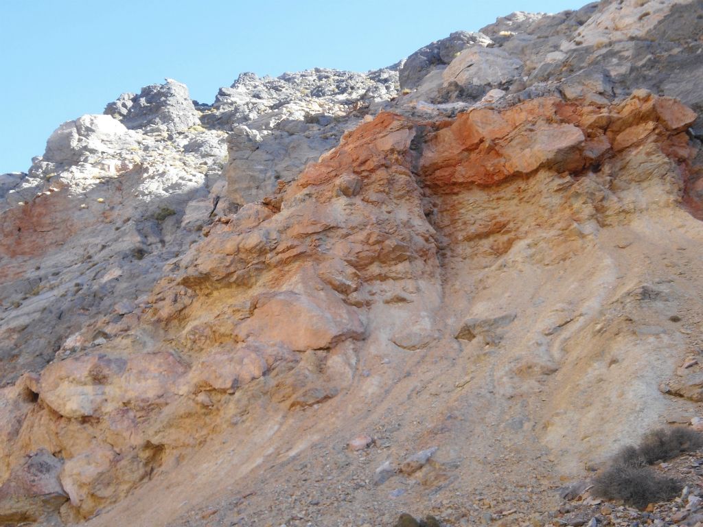 That's one of the things I really liked about upper Nova Canyon -- the variety of colors on display in the canyon as seen in the next three pictures:
