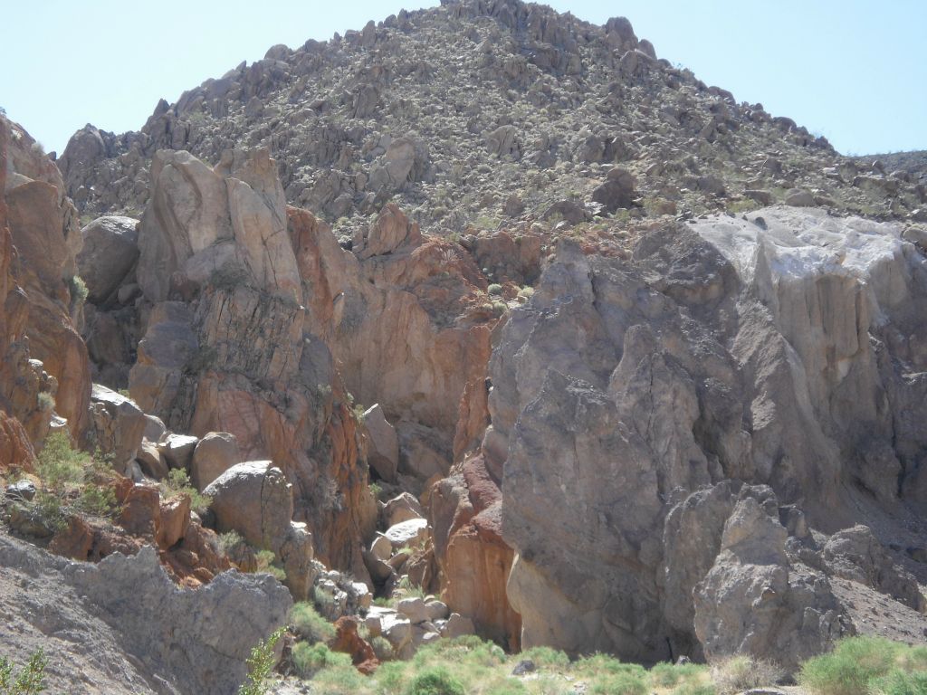 These colorful rocks are standing like sentinels as the canyon divides into two right here: