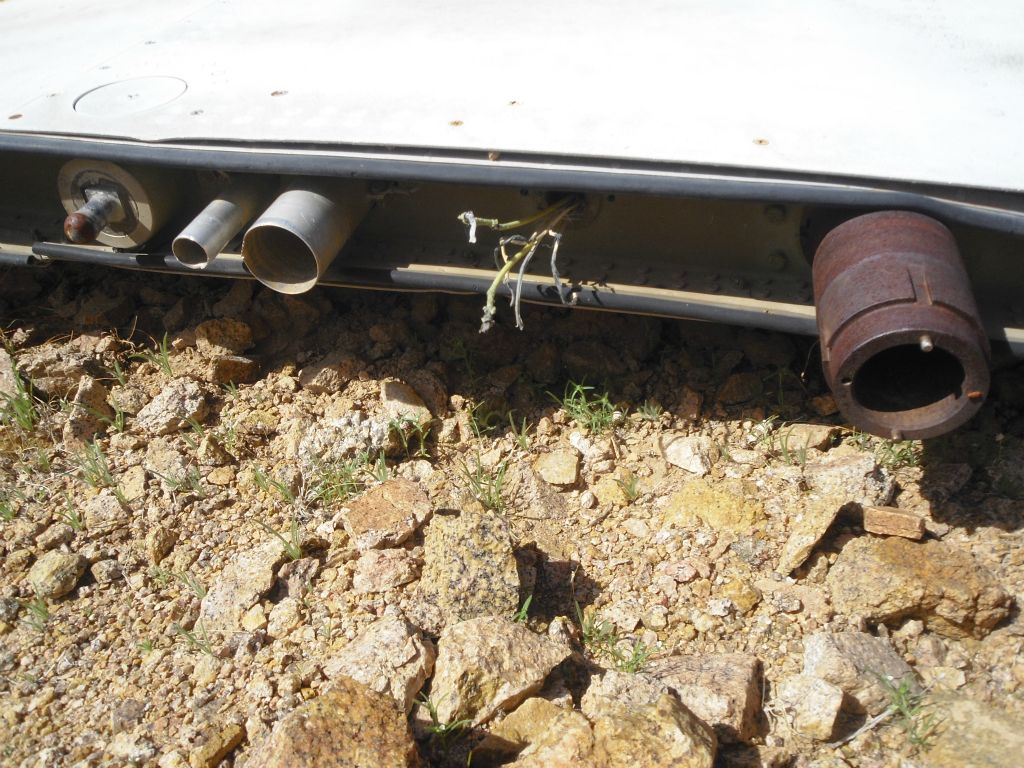 A close-up of some pipes and wires sticking out of the broken wing section in the middle: