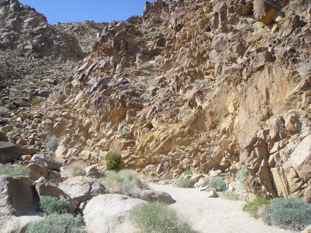 Some high walls and the usual rocks found in the Owlsheads: