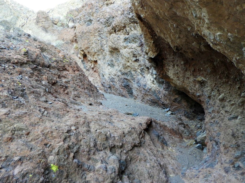 A really neat spot where the canyon wall on the right bends over and creates a dizzy feeling:
