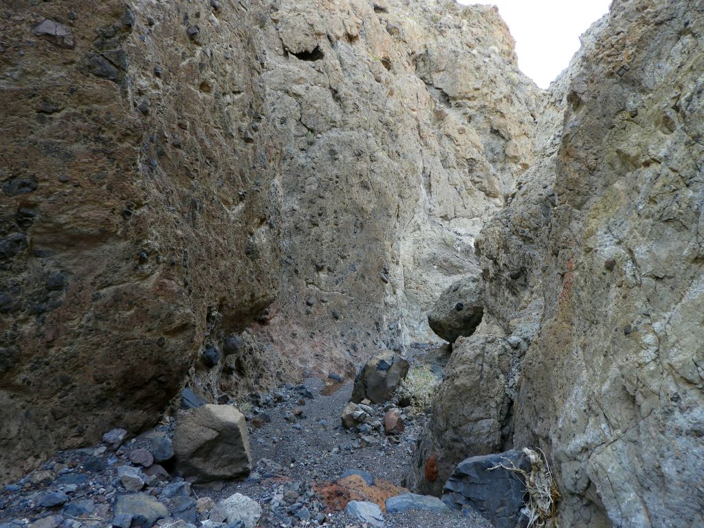 A neat bend in the canyon with a very narrow wash passing through: