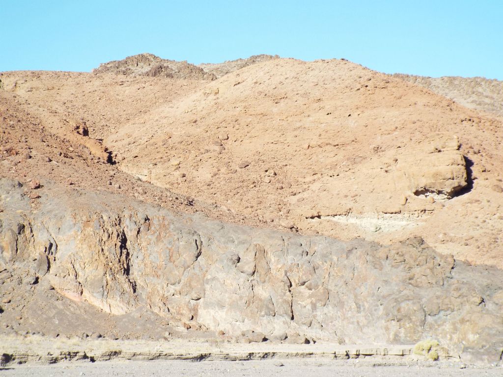 After that side trip (featured in our report on Wingate Slot Canyon), the backpacking continued again.  The canyon walls around Wingate Wash then got much more interesting for a while: