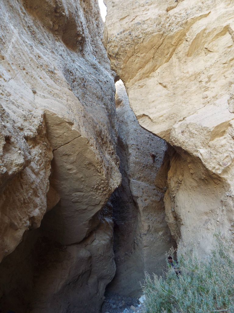 The slot is impressive right from the beginning, with great height and tight narrows: