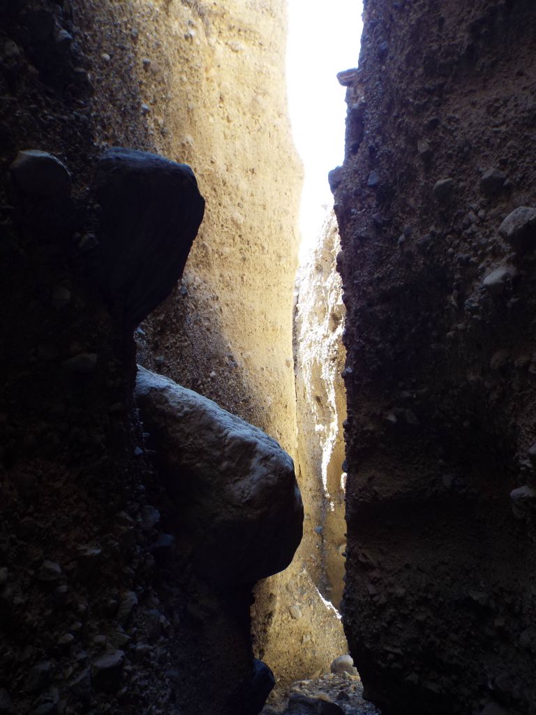Simply amazing lighting as there is a blend of darkness and light within the slot: