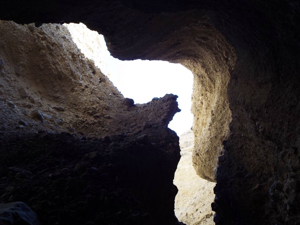 Looking up and out of the slot.  As in all slot canyons, this is not a good location to be standing during an earthquake:
