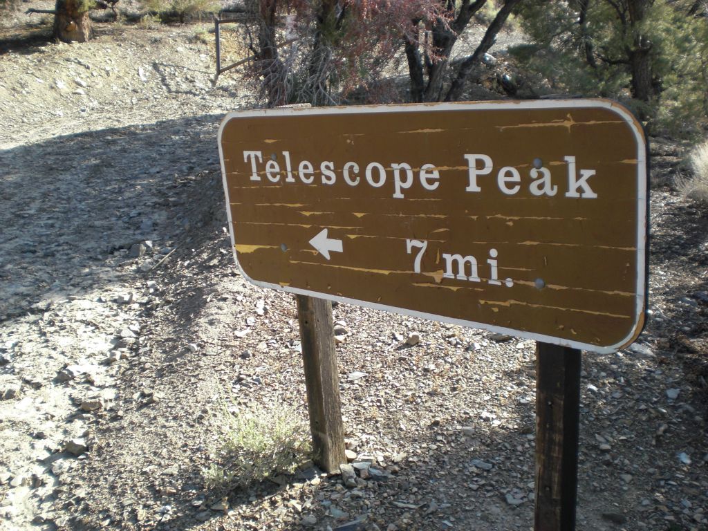 Sign at the trailhead letting hikers know that it is 7 long miles to the summit: