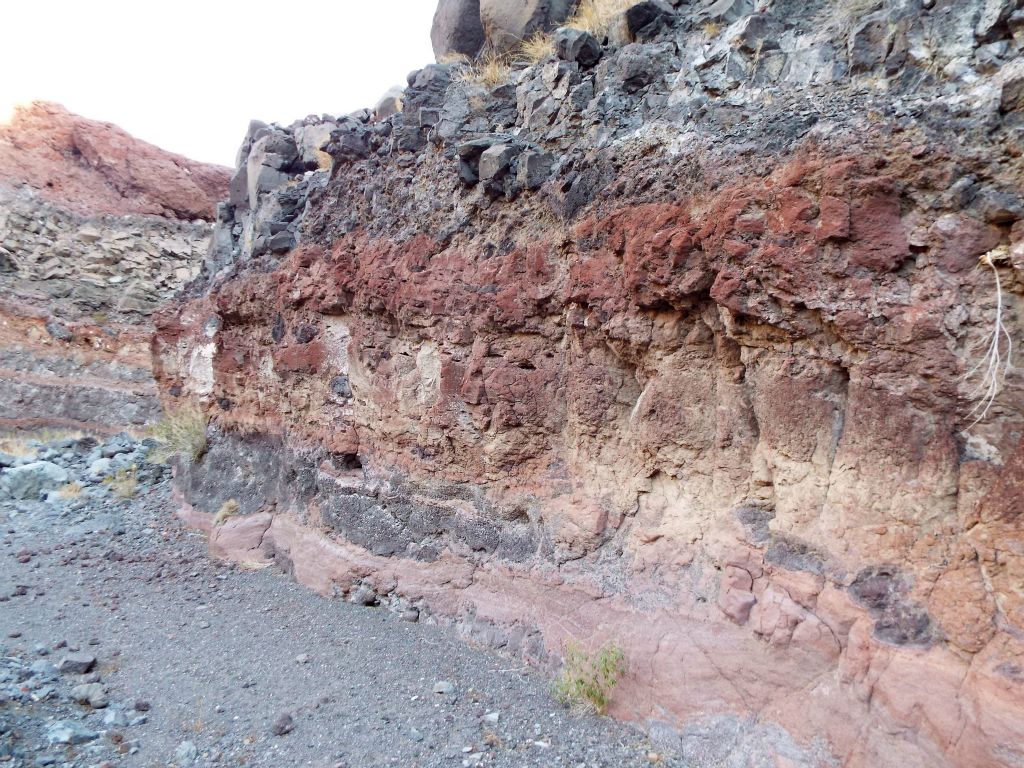 Even the shallower canyon walls had interesting rock layers to check out: