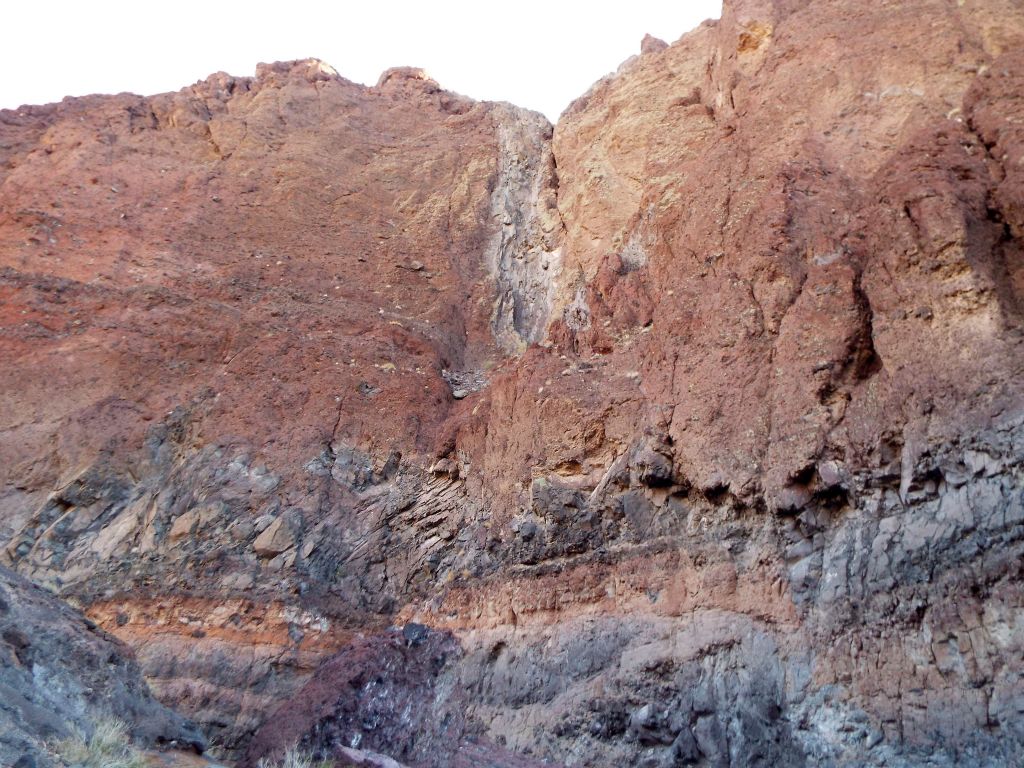 A full overview of the colorful canyon wall crowned by the polished dry fall: