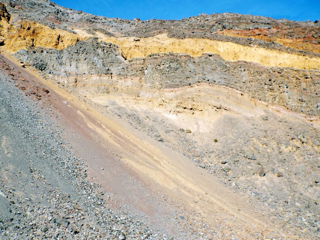 A closer look at the tri-colored rockslide and origin of some of the colors up high: