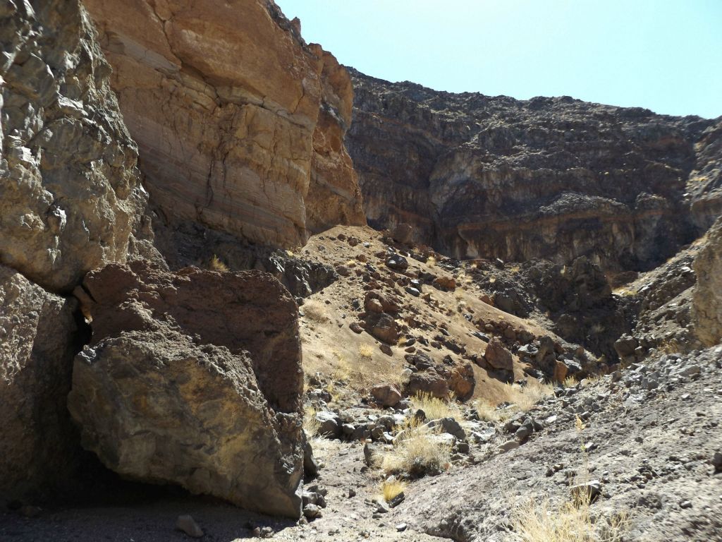 A very pretty spot with a variety of rocks and cliffs all around: