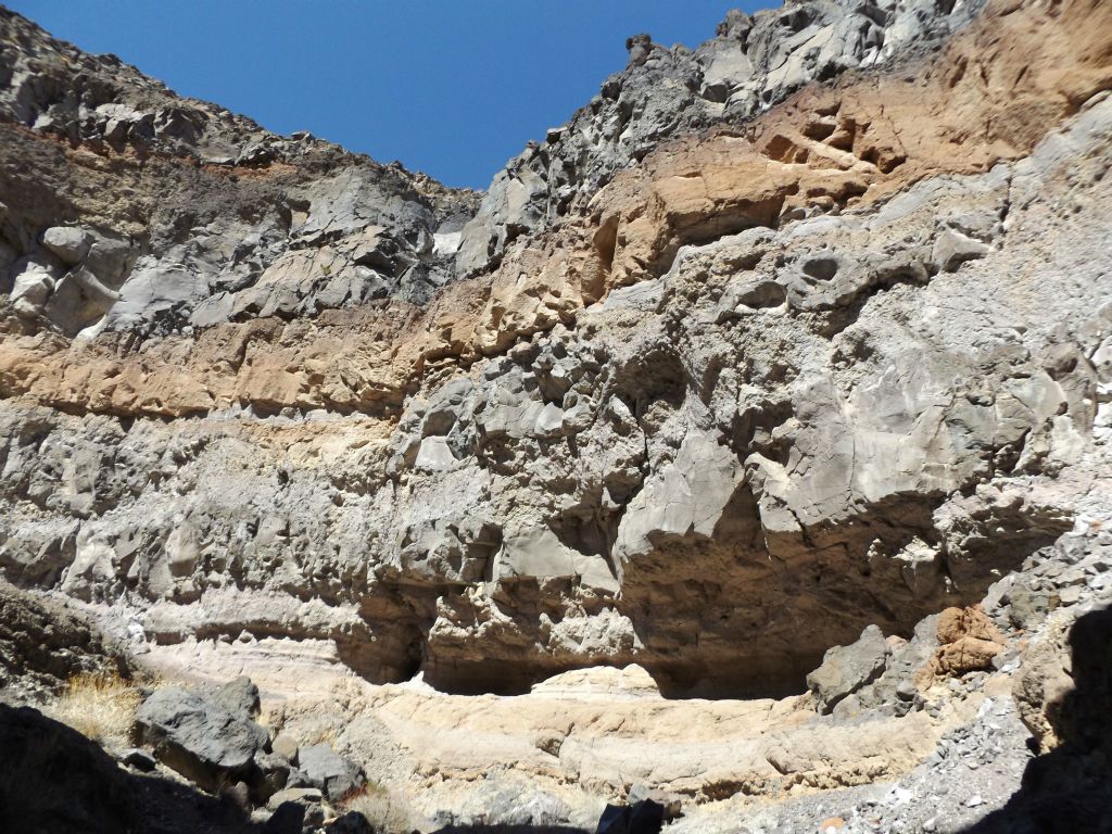 The colorful bands and rock layers completely took over the canyon walls from here on: