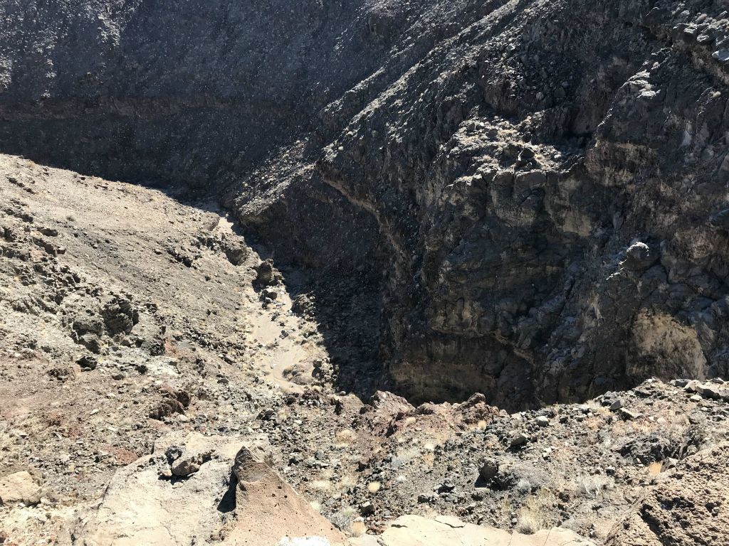 Looking down into the canyon below from along the western rim: