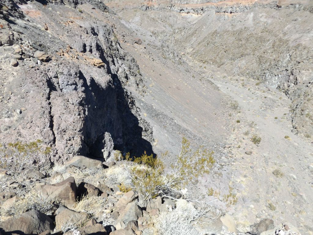 Looking across at some of the steep slopes and drop-offs that lead to the canyon floor: