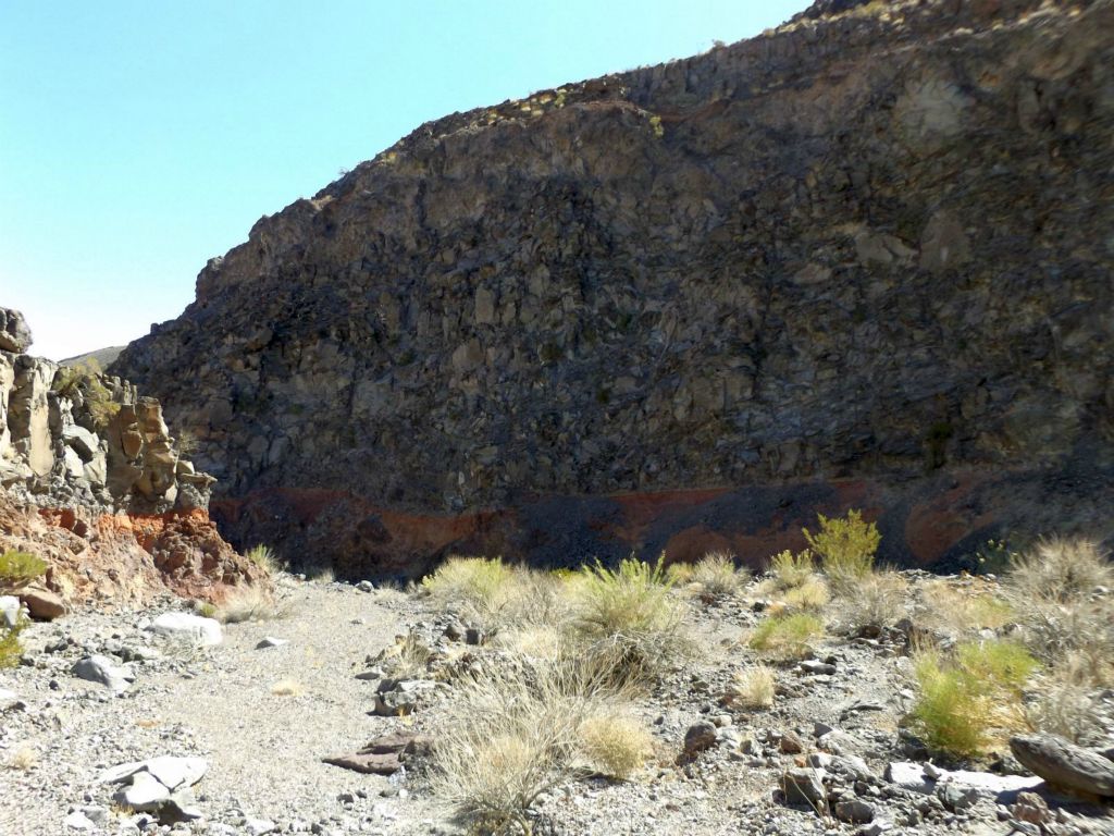 Having now arrived in Lee Wash MSC, I started by heading down canyon.  Note the bottom layer of red rock on this canyon wall:
