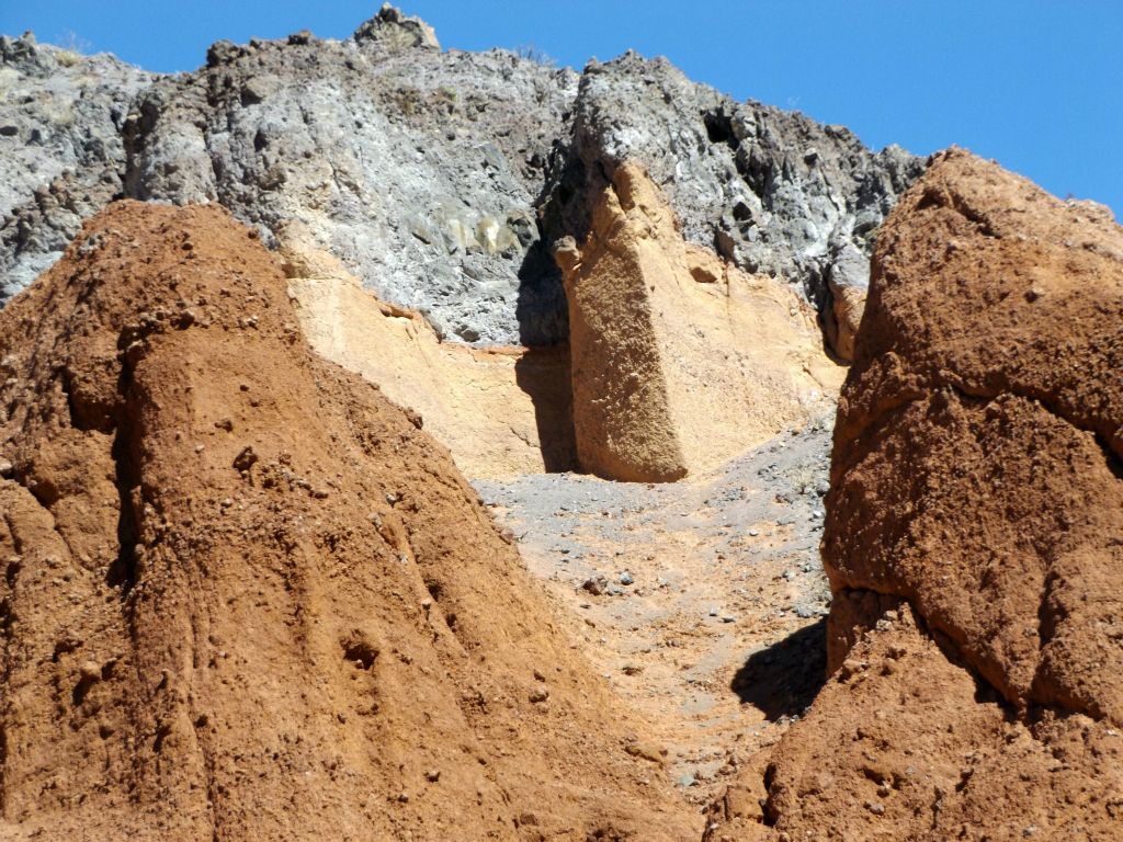 As seen in the next two pictures, the lower formations were red, while the upper formations were a much lighter shade: