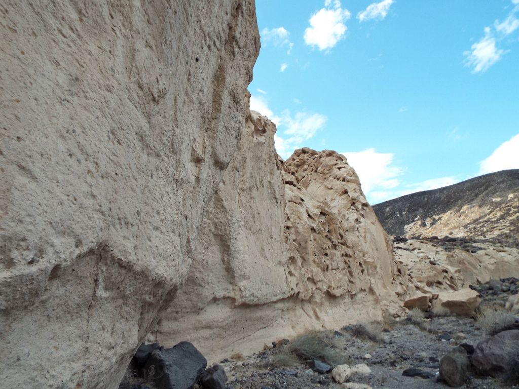 Notice the variety on the left side canyon wall, with a smooth wall giving way to a tafoni-covered wall: