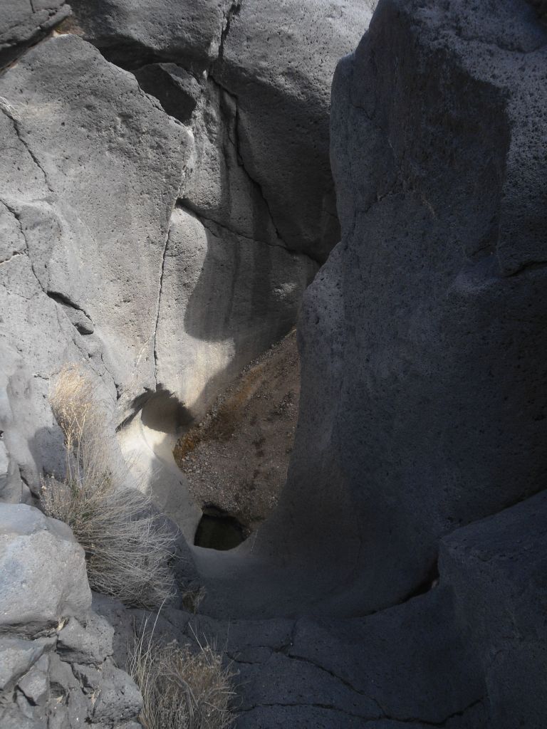 The upper part of the canyon begins with a beautiful brief section of narrows, shown in the next two pictures: