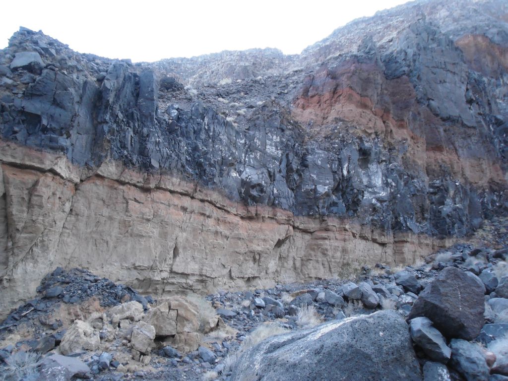 The scenery continued to impress in the middle canyon with more large bands stretching down to the wash: