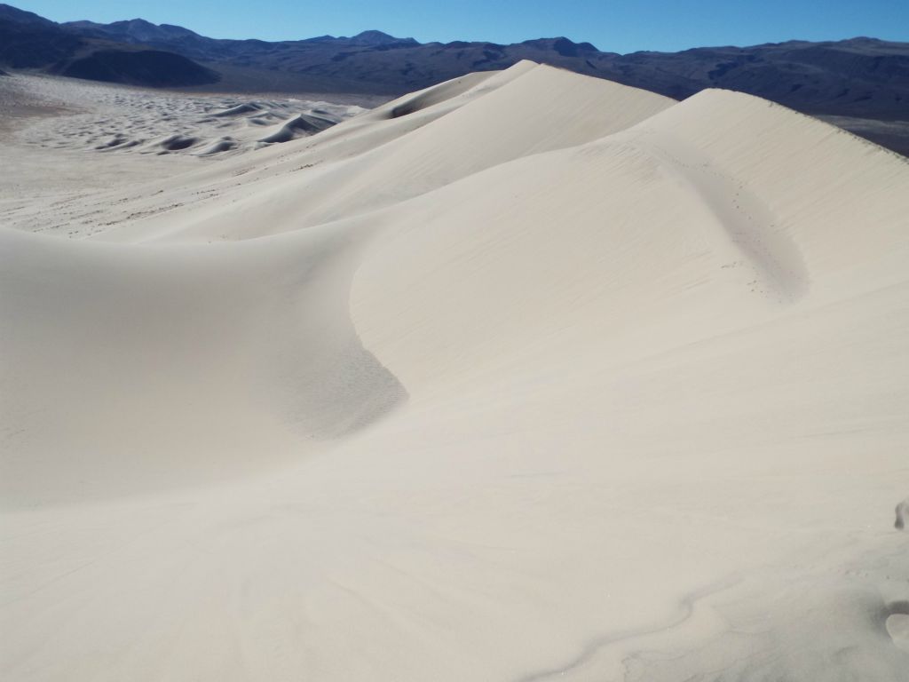 The sand mountain contains beautiful sand valleys and ridgelines: