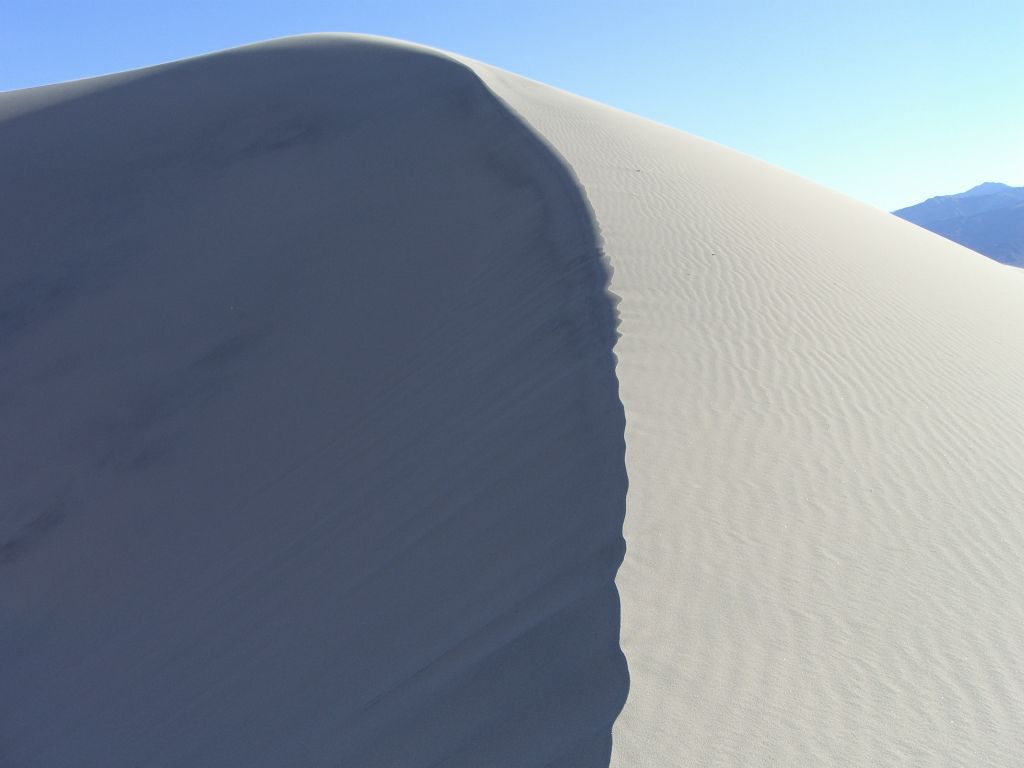 Another magnificent ridge of sand as we continued our hike: