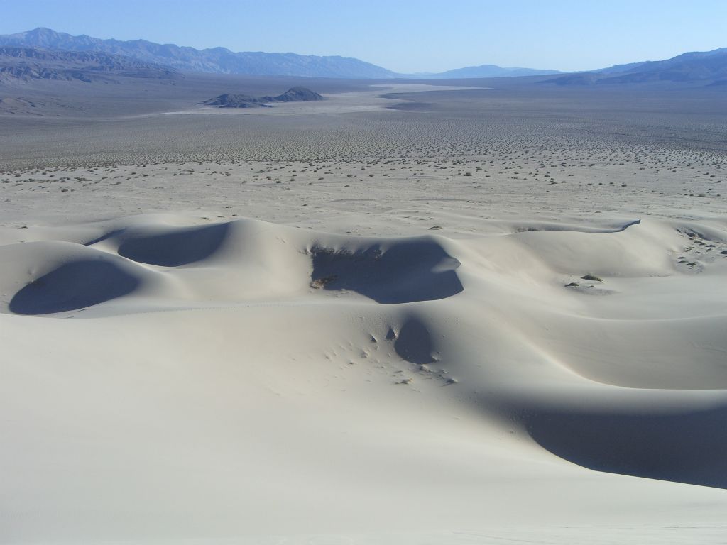 In case you were wondering, we were here in the late afternoon, which allowed us to take such amazing shadows on the dunes: