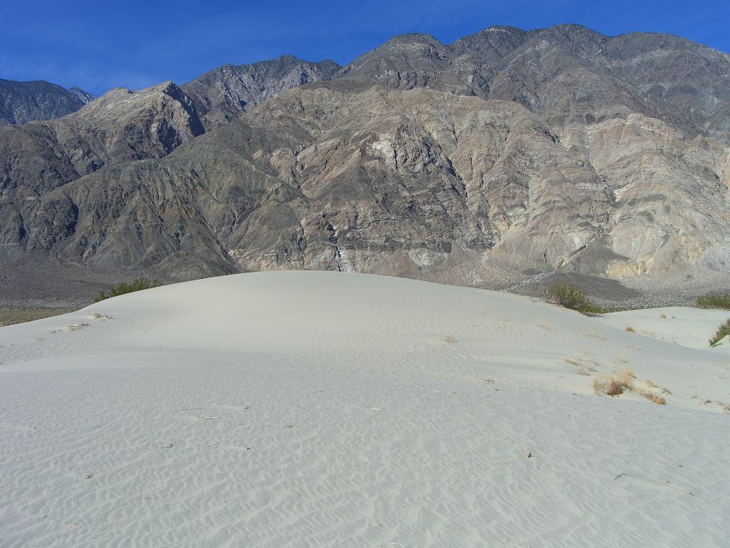 Once again looking back towards the Inyos across a spectacular plateau of sand: