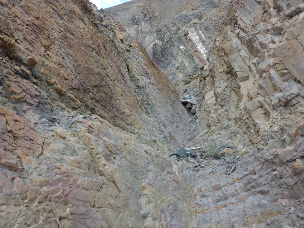 I was soon immersed in a world of colors on both sides of the canyon and the canyon floor: