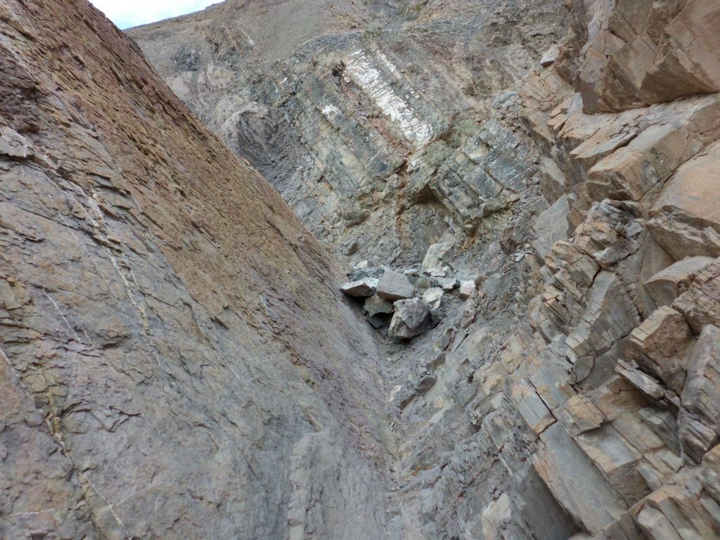 Moving through this section with amazing diagonal walls sloping down into the wash: