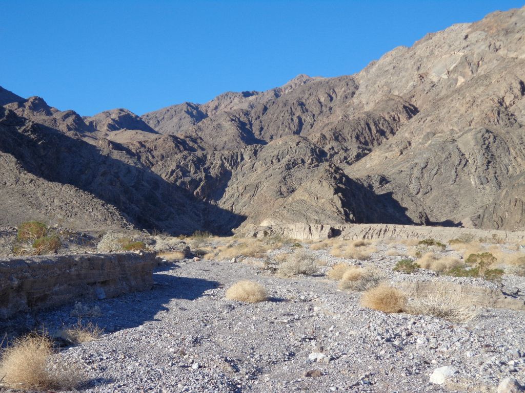 The beginning of the canyon has small banks on each side: