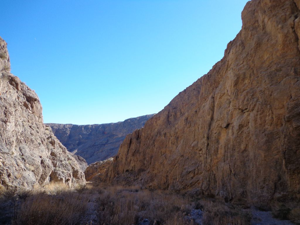 I love this picture showing the long curved canyon wall with the dramatic cliffs in the background: