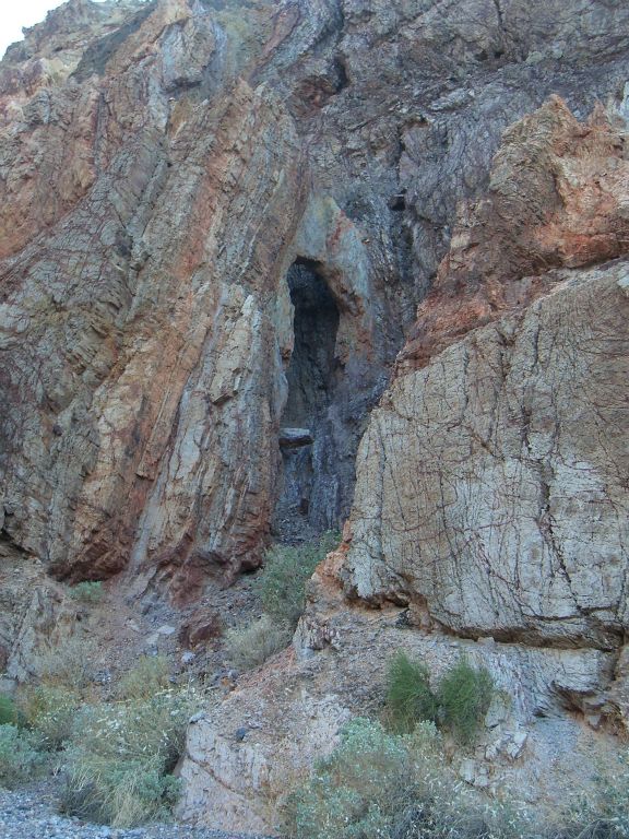 While hiking up the canyon, a beautiful arch becomes visible on the right side: