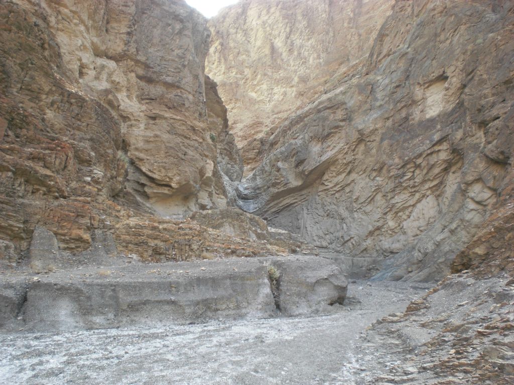 The latter portions of Lower Mosaic Canyon are usually free of tourists and there may be a few hiking groups here and there.  Or, there may be nobody else, as seen here: