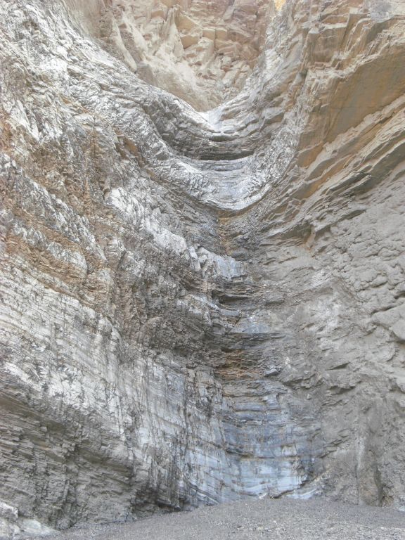 Just before you reach the 3rd Narrows, an obstacle is encountered which results in the end of the hike for nearly everybody.  This 25 foot dry fall closes the lower portion of Mosaic Canyon: