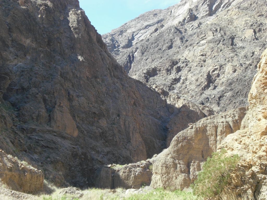 A short distance after the canyon split, the canyon begins to constrict: