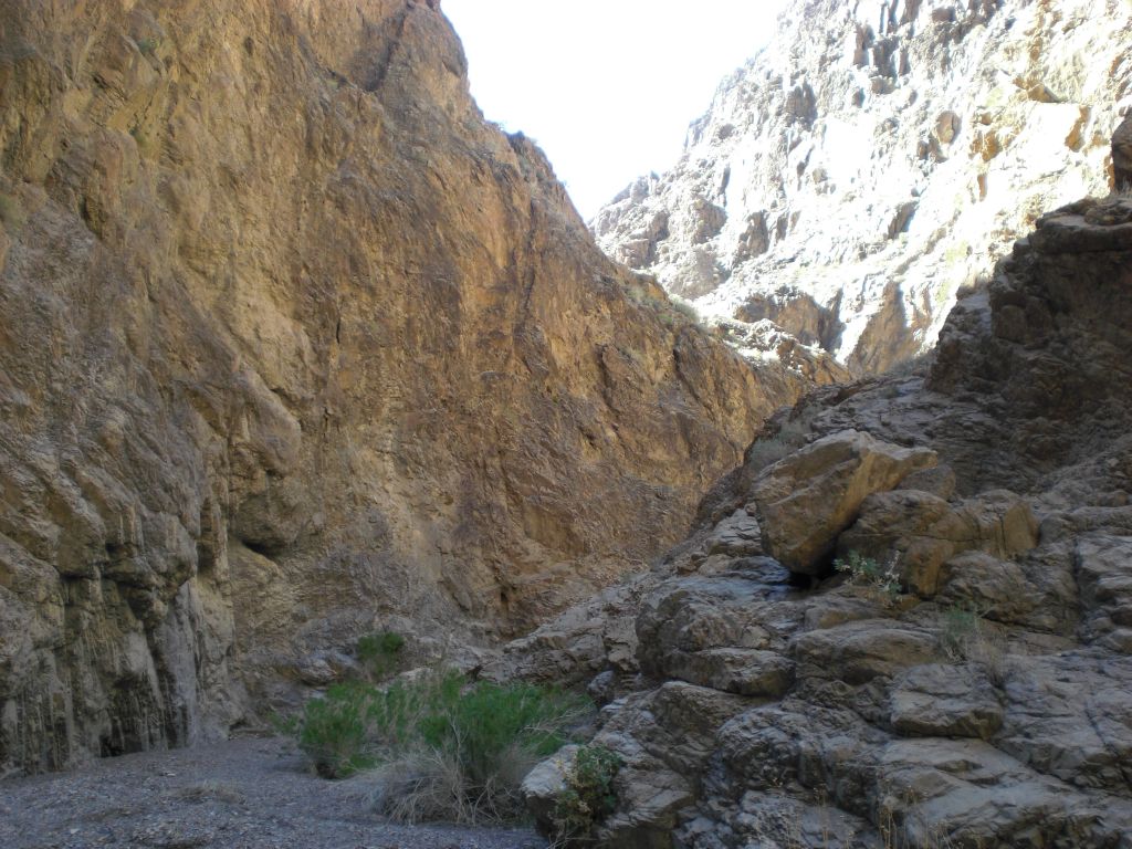 More turns in the canyon.  A right and then a quick left: