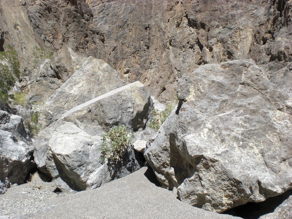 These huge boulders have fallen into the wash, but they are easy to walk around:
