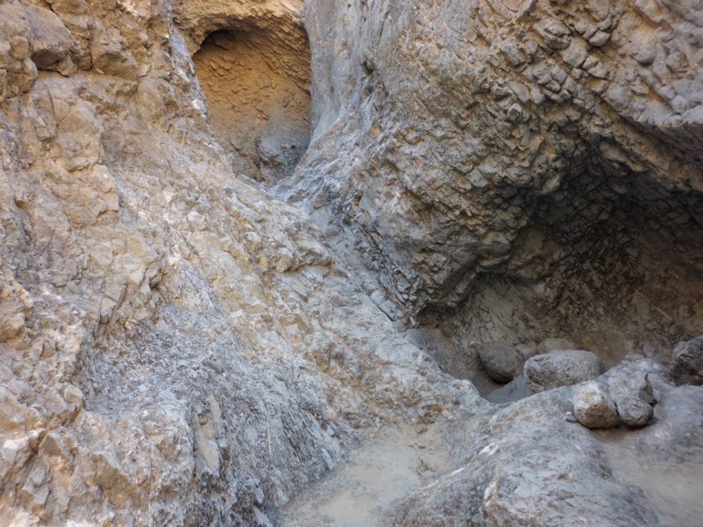 The tightest narrows ended in this small grotto to the upper left: