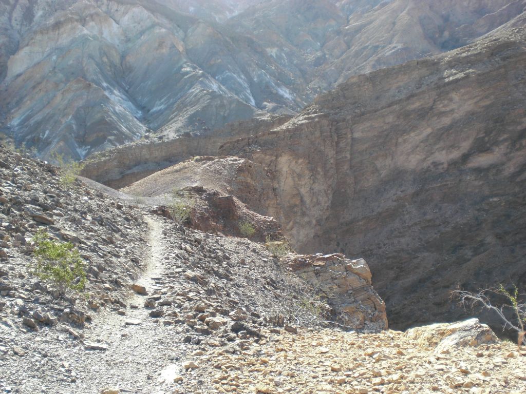 Taking a right at the junction of the bypass trail and the Mosaic Rim Trail, the route to the upper canyon first ascends a small hill and then starts heading downhill as seen here: